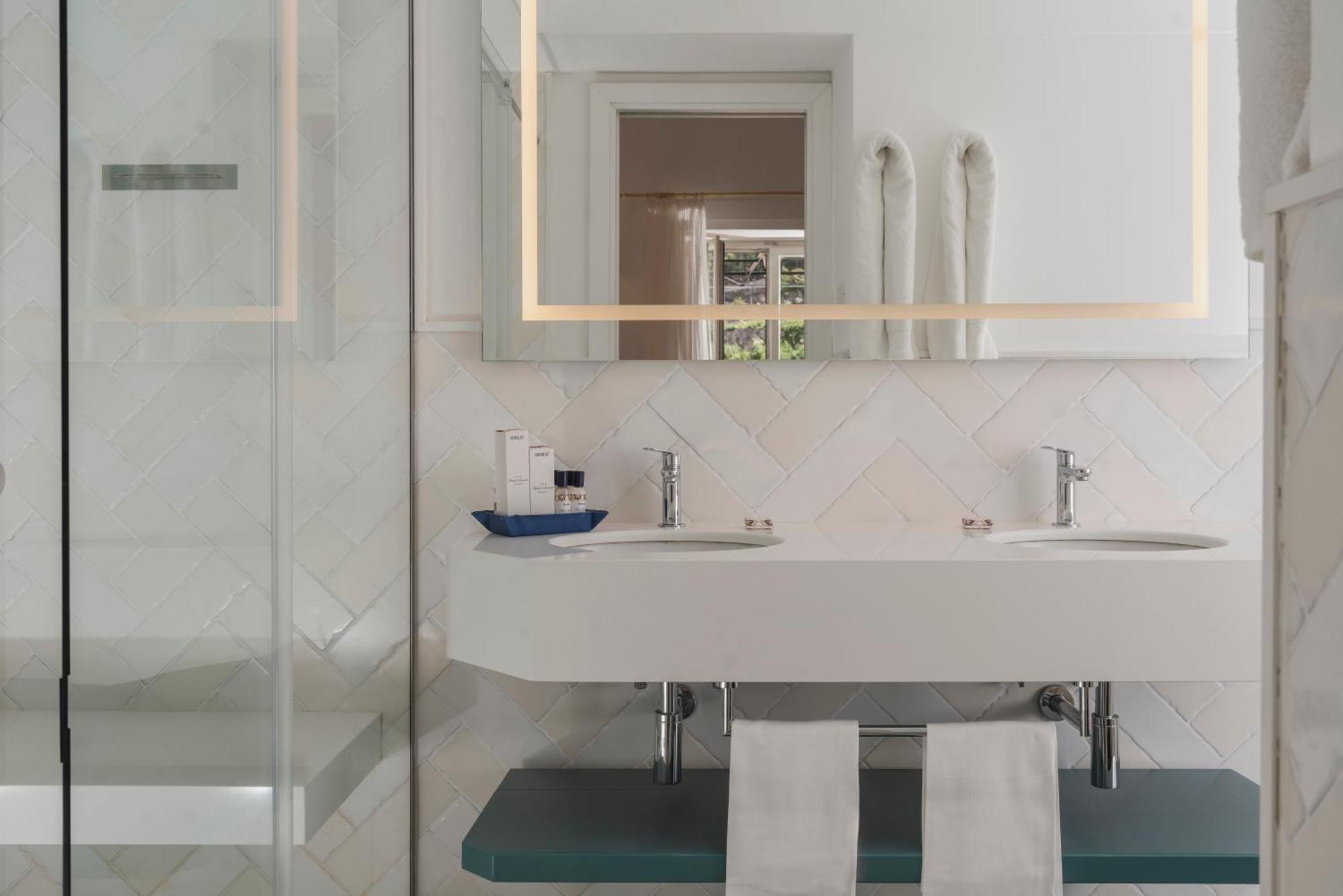 Habitación con cama extragrande y bañera de hidromasaje